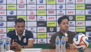 Manajer Garudayaksa FC, Derry Hidayat, selepas pertandingan uji coba kontra PSS Sleman di Stadion Maguwoharjo, Sabtu (13/12/2025) sore WIB. Dalam duel itu, Garudayaksa kalah 0-1 dari PSS. (Bola.com/Ana Dewi)