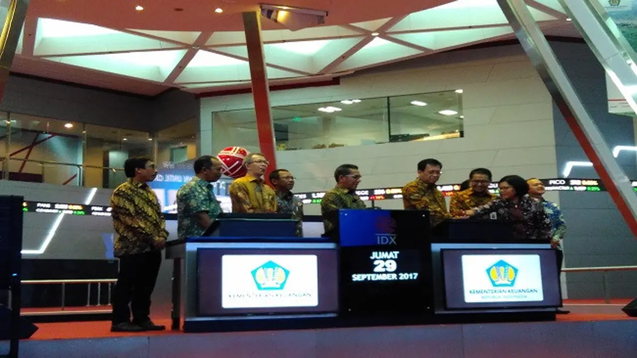 Direktur Jenderal Pengelolaan Pembiayaan dan Risiko Kementerian Keuangan, Robert Pakpahan membuka perdagangan Indeks Harga Saham Gabungan (IHSG) pada Jumat pagi (29/9/2017). (Liputan6.com/Fiki Ariyanti)