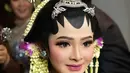 Setelah akad, penampilan Bella Bonita di acara resepsi tak kalah memukau. Gaya makeup pengantin Bella Bonita kali ini sampai membuatnya dijuluki sebagai Barbie Jawa. [Foto: Instagram/
asrileksono_parasasriofficial]