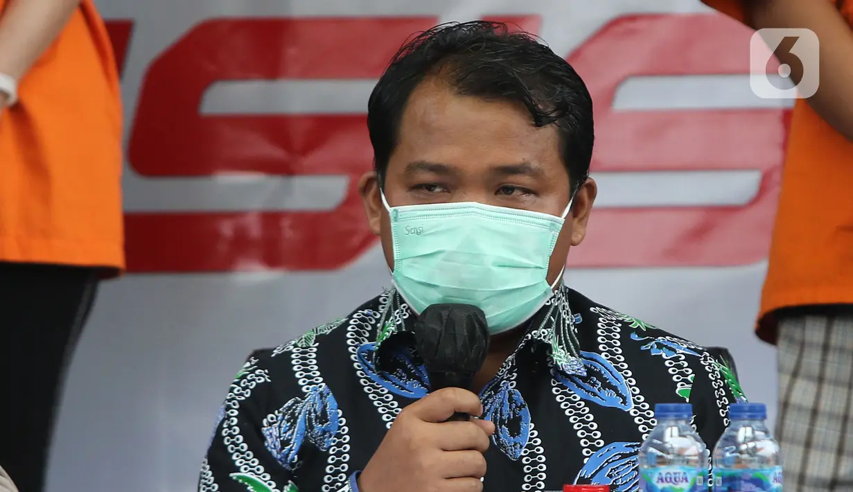 Ketua Komisi Perlindungan Anak (KPAI) Susanto memberikan keterangan pes saat  gelar kasus prostitusi dan eksploitasi anak tersangka artis Cyntiara Alona di Ditreskrimum Polda Metro Jaya, Jakarta, Jumat (19/03/2021). (Liputan6.com/Herman Zakharia)