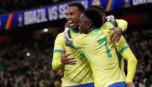 Gelandang Brasil #05, Casemiro (tengah), dikerumuni oleh bek Brasil #03, Gabriel Magalhaes (kiri), dan gelandang Brasil #07, Vinicius Jr, setelah mencetak gol kedua dalam pertandingan persahabatan internasional antara Brasil dan Senegal di Stadion Emirates, London, pada 15 November 2025. (Ian Kington/AFP)