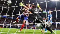 Bek Atletico Madrid, Stefan Savic mencetak gol pertama untuk timnya ke gawang Juventus pada pertandingan matchday pertama Liga Champions Grup D di Estadio Wanda Metropolitano, Rabu (18/9/2019). Juventus dan Atletico Madrid harus puas berbagi angka 2-2. (AP Photo/Manu Fernandez)