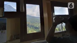 Petugas mengamati aktivitas Gunung Merapi di Pos Pengamatan Gunung Api Jrakah, Kecamatan Selo, Boyolali, Jawa Tengah, Minggu (8/11/2020). BPPTKG melaporkan adanya potensi erupsi akibat aktivitas vulkanik Gunung Merapi, seperti guguran lava, lontaran material hingga awan panas. (Liputan6.com/Gholib)