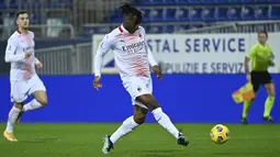 Gelandang AC Milan, Souhaliho Meite mengoper bola saat bertanding melawan Cagliari pada pertandingan Liga Serie A Italia di Sardegna Arena, Selasa (19/1/2021). Bermain di markas Cagliari, AC Milan sukses mempermalukan tuan rumah dengan skor 2-0. (AFP/Alberto Pizzoli)