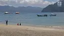 Seorang wanita berselfie di Pantai Mutiara di Trenggalek, Jawa Timur, Sabtu (7/9/2019). Pantai Mutiara salah satu tujuan wisata yang sedang dikembangkan kabupaten Trenggalek. (Liputan6.com/Herman Zakharia)