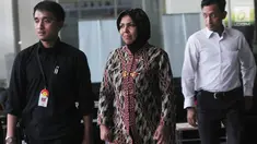 Wakil Ketua Umum Partai Demokrat, Nurhayati Ali Assegaf seusai menjalani pemeriksaan di gedung KPK, Jakarta, Selasa (26/6). Nurhayati diperiksa sebagai saksi untuk tersangka Made Oka Masagung dan Irvanto Hendra Pambudi Cahyo. (Merdeka.com/Dwi Narwoko)