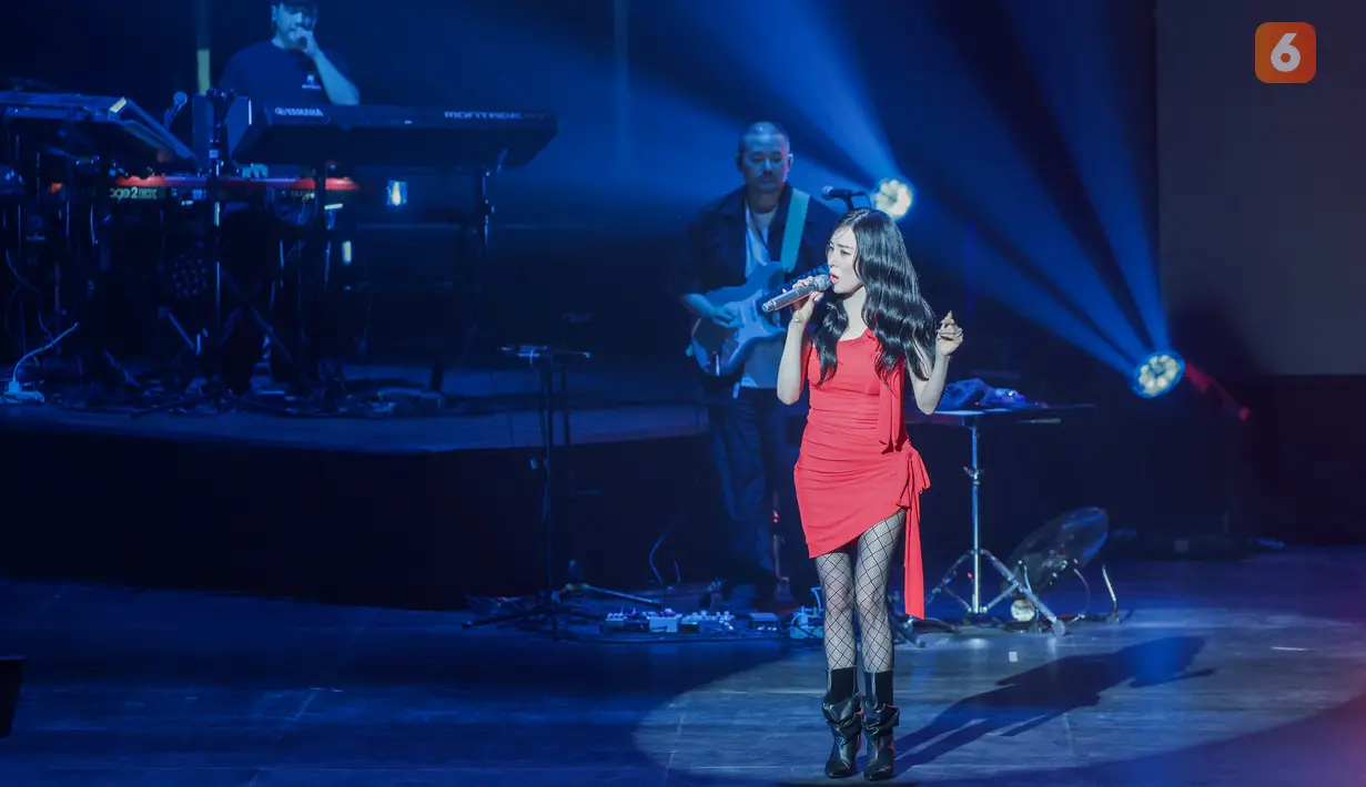 Tiffany Young berinteraksi dengan para penggemar saat tampil dalam konser Tiffany Young: Edge of Calm Tour di JIEXPO Theatre Kemayoran, Jakarta, Sabtu (19/9/2026) malam. Tiffany menyapa penonton sebelum melanjutkan penampilannya di atas panggung. (KLY/Budy Santoso)
