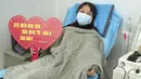 Cai Taoying, perawat di Rumah Sakit Hankou yang telah sembuh dari coronavirus, menyumbangkan plasma di Pusat Darah Wuhan di Wuhan, ibu kota Provinsi Hubei, China tengah, (17/2/2020). Pasien yang telah sembuh dari infeksi COVID-19 diimbau untuk menyumbangkan plasma. (Xinhua/Cai Yang)