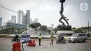 Petugas gabungan menghadang kendaraan berplat nomor ganjil di titik pemeriksaan ganjil-genap Bundaran Senayan, Jakarta, Kamis, (26/8/2021). Mulai 26 - 30 Agustus, ganjil genap hanya berlaku di 3 ruas jalan Jakarta yakni, Jalan Sudirman, MH Thamrin, dan HR Rasuna Said (Liputan6.com/Faizal Fanani)