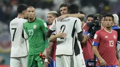Pemain Jerman, Thomas Mueller (tengah) memberikan pelukan kepada rekannya, Antonio Ruediger setelah gagal lolos ke babak 16 besar saat matchday ketiga Grup E Piala Dunia 2022 melawan Kosta Rika di Al Bayt Stadium, Jumat (02/12/2022). (AP/Hassan Ammar)