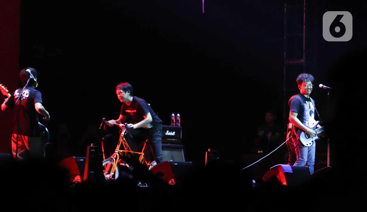 D'masiv saat tampil di acara "Pestapora 2022" di Gambir Expo Kemayoran, Jakarta, Sabtu (24/9/2022). Pada acara pertunjukan musik  "Pestapora 2022" di hari kedua menampilkan sejumlah musisi tanah air dengan membawakan lagu hits masing-masing. (Liputan6.com/Herman Zakharia)