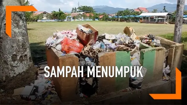 Akibat petugas kebersihan belum digaji hingga dua bulan, sampah banyak menumpuk di pinggir jalan Kotamobagu, Sulawesi Utara.

Kondisi ini mengganggu masyarakat yang merasa sampah menimbulkan aroma yang tak sedap.