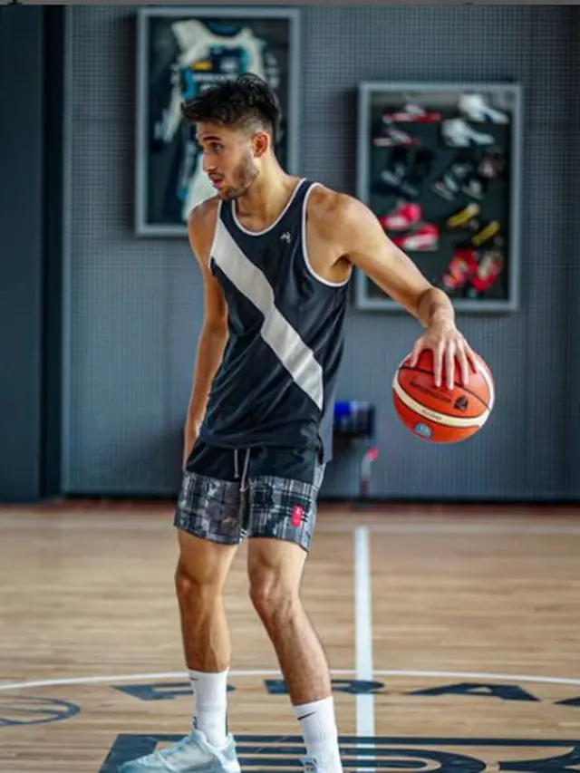 Foto Bareng Wulan Guritno, Ini 6 Potret Sabda Ahessa Atlet Basket yang Jadi Sorotan