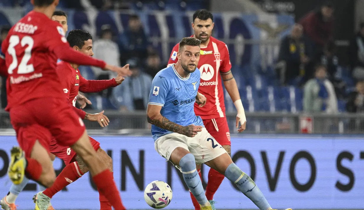 Secara keseluruhan Lazio unggul tipis dalam penguasaan bola atas Monza. Sergej Milinkovic-Savic dkk unggul dengan perbandingan 54 persen berbanding 46 persen. (LaPresse via AP/Fabrizio Corradetti)