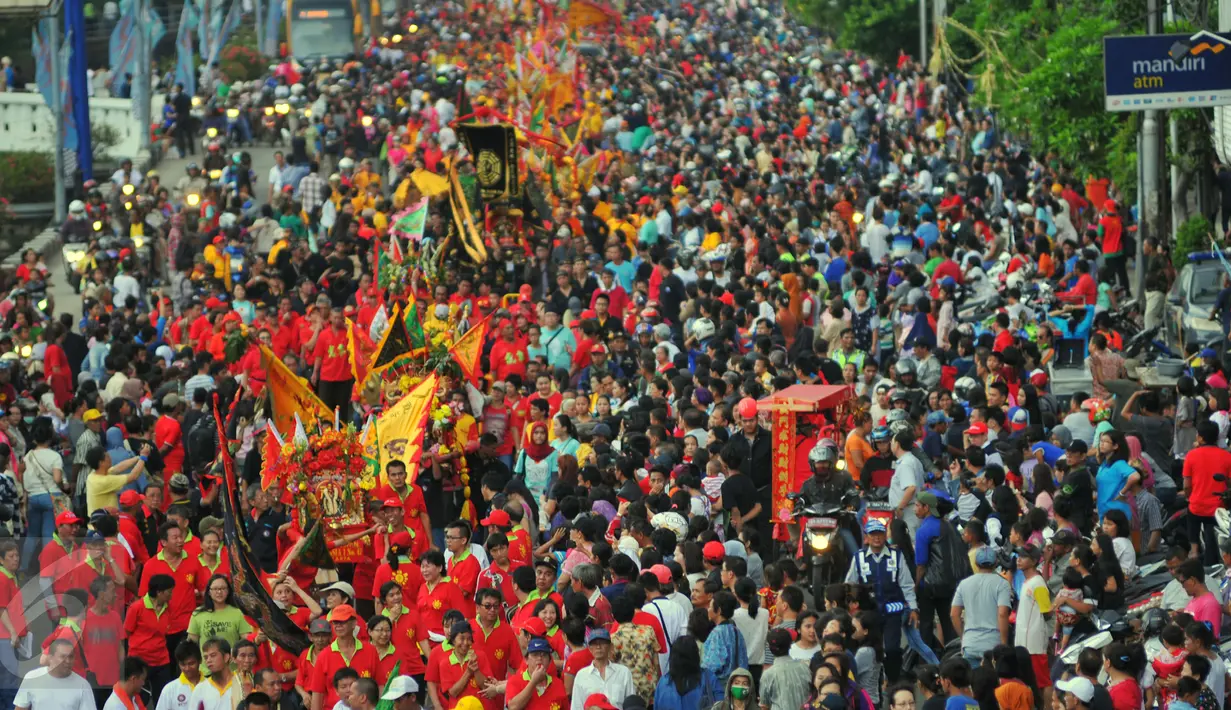 Peserta membawa patung dewa pada karnaval perayaan Cap Go Meh di Glodok, Jakarta, Minggu (21/2). Perayaan yang merupakan rangkaian terakhir masa perayaan Imlek itu diikuti 1477 peserta dengan menampilkan berbagai kesenian. (Liputan6.com/Faisal R Syam)