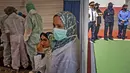 Petugas kesehatan menunggu narapidana yang telah dipanggil untuk menerima vaksin Covid-19 AstraZeneca di penjara El-Arjate dekat ibu kota Rabat pada 26 Mei 2021. Sekitar 300 narapidana di penjara tersebut diberi vaksinasi COVID-19 sebagai upaya mengekang penyebaran corona di Maroko (FADEL SENNA/AFP)