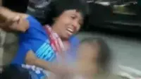 Seorang ibu yang menggendong anaknya terus berontak saat tertangkap tangan petugas Satpol PP di Jalan Gatot Subroto.