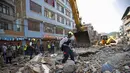 Regu penyelamat mencari korban di puing bangunan yang runtuh di Kathmandu, Nepal, setelah gempa bumi susulan berkekuatan 7,3 SR melanda wilayah tersebut, Selasa (12/5/2015). (REUTERS/Navesh Chitrakar)