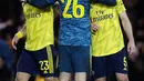 Pemain Arsenal, David Luiz dan Sokratis Papastathopoulos serta sang kiper, Emiliano Martinez merayakan akhir laga putaran lima Piala FA melawan Portsmouth di Fratton Park, Senin (2/3/2020). Arsenal sukses membungkam tuan rumah Portsmouth dengan skor 2-0. (AP Photo/Kirsty Wigglesworth)