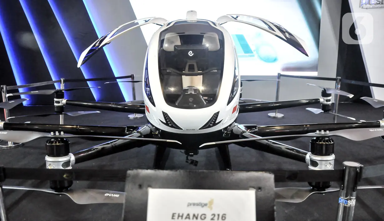Taksi listri Ehang 216 dipamerkan pada pembukaan pameran Indonesia International Motor Show (IIMS) 2023 di Jiexpo Kemayoran, Jakarta, Kamis (16/2/2023). IIMS 2023 yang berlangsung pada 16-26 Februari menghadirkan 165 brand otomotif mencakup merek kendaraan roda empat, roda dua, dan kendaraan listrik. (merdeka.com/Iqbal S. Nugroho)