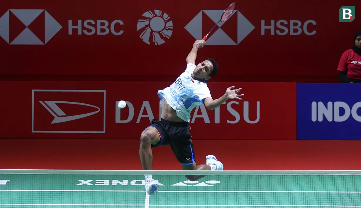 <p>Tunggal putra Indonesia, Chico Aura Dwi Wardoyo melepaskan smes saat melawan wakil Denmark, Anders Antonsen pada babak 32 besar Indonesia Masters 2024 di Istora Senayan Jakarta, Rabu (24/1/2024). Chico kalah dua gim langsung dengan skor 15-21 dan 10-21. (Bola.com/M Iqbal Ichsan)</p>