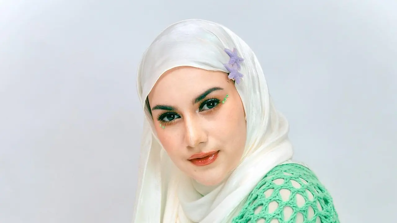 6 Inspirasi Outfit Warna Cerah ala Irish Bella, Selalu Menawan