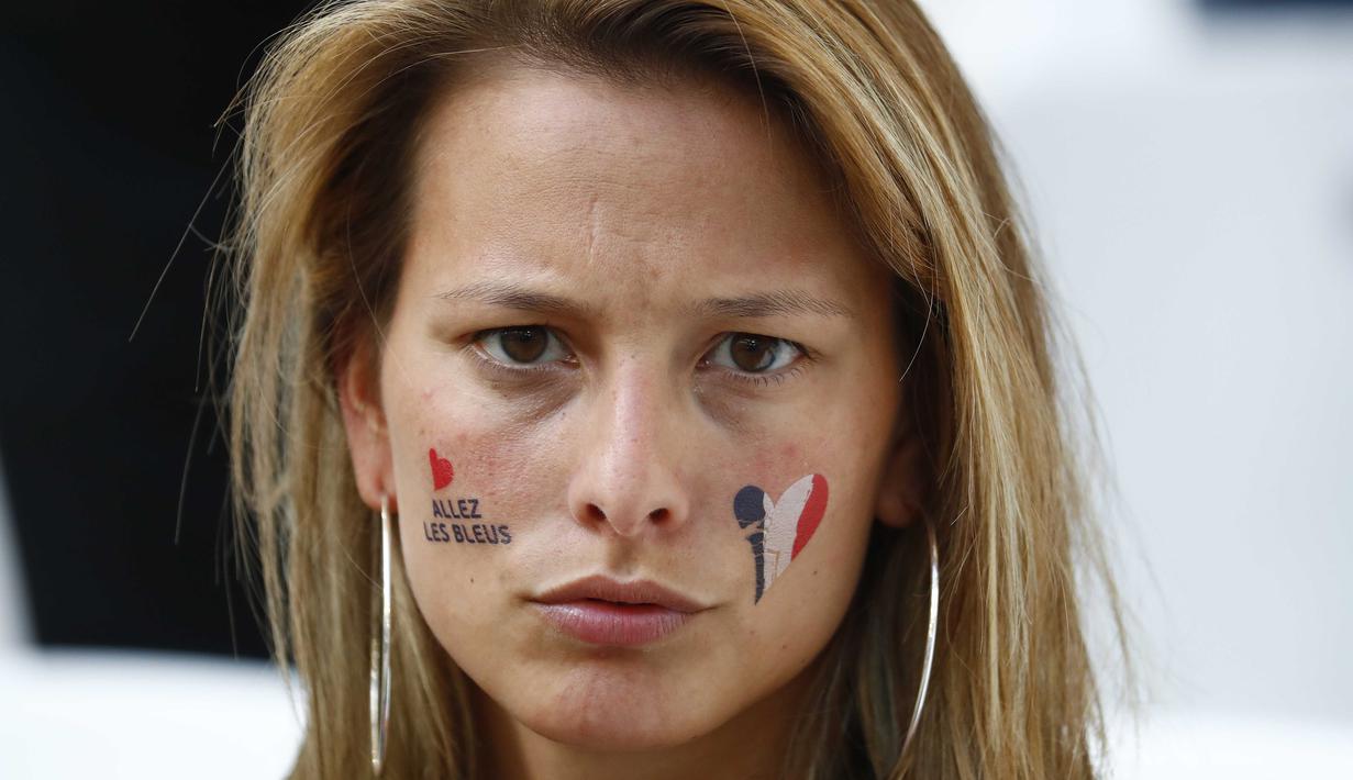 Suporter cantik Prancis dengan tulisan "Allez Les Bleus" atau "Ayo Biru" hadir memberikan semangat kepada timnya saat melawan Jerman pada semifinal Piala Eropa 2016 di Stade Velodrome, Marseille, Prancis, ( 7/7/2016). (REUTERS/Michael Dalder)
