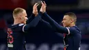 Pemain PSG, Mitchel Bakker melakukan tos dengan rekannya Kylian Mbappe saat merayakan gol ke gawang Nimes Olympique pada laga lanjutan Ligue1 2020/2021 di Parc des Princes Stadium, Paris, Prancis, 3 Februari 2021. (AFP/Franck Fife)
