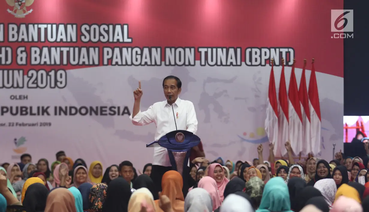 Presiden Joko Widodo memberi sambutan saat menyalurkan bantuan sosial PKH dan BPNT tahun 2019 di Bogor, Jumat (22/2). Pemerintah memberikan PKH 133.312 keluarga dan BPNT 189.990 keluarga Rp185,5 miliar untuk penerima di Bogor. (Liputan6.com/Angga Yuniar)