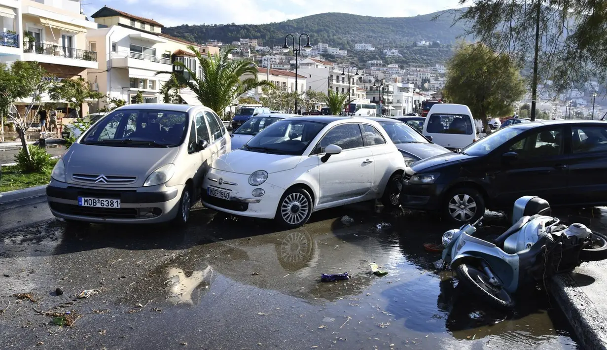 Mobil-mobil ditumpuk setelah gempa bumi di pelabuhan Vathi di timur pulau Aegean Samos, Yunani (30/10/2020). Gempa bumi kuat melanda Laut Aegea antara pantai Turki dan pulau Samos di Yunani. (AP Photo / Michael Svarnias)