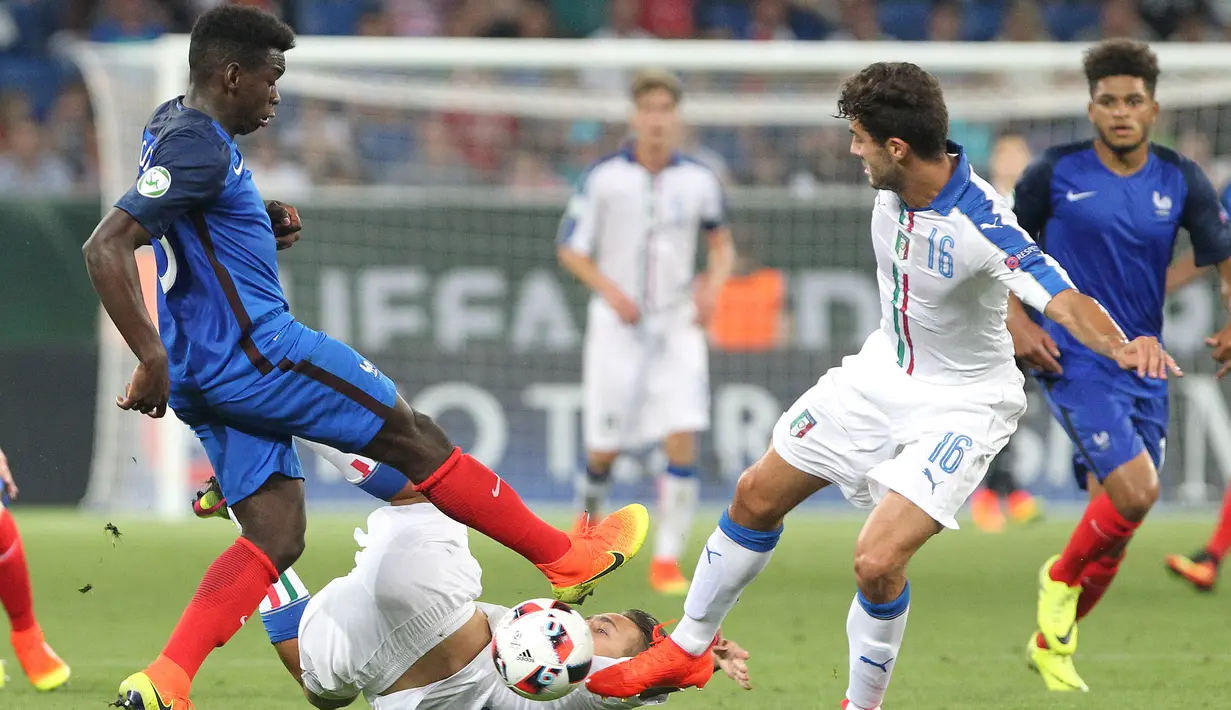 Pertarungan seru saat final Piala Eropa 2016 U-19 antara Prancis melawan Italia, Jerman, Minggu (24/7). Prancis keluar sebagai juara dengan skor telak, 4-0. (AFP PHOTO/Daniel Roland) 