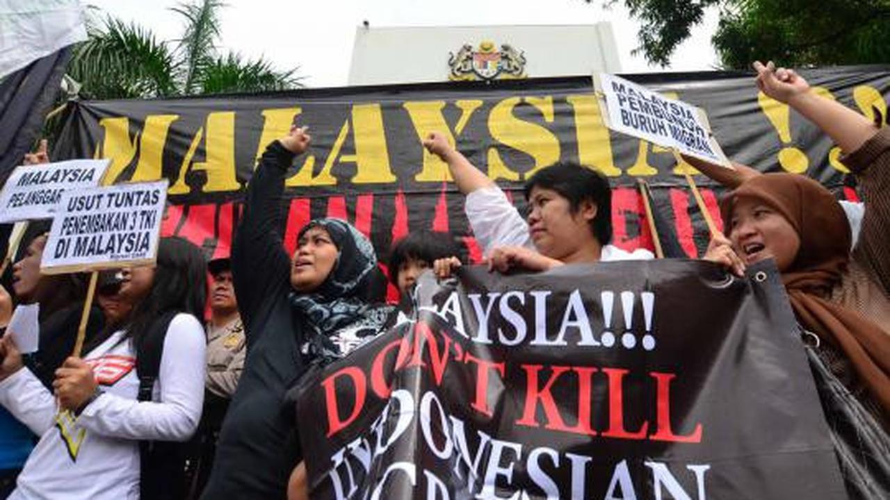Demonstran yang tergabung dalam Migrant Care menggelar aksi di depan K 