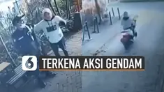 Video CCTV ini memperlihatkan seorang satpam terkena aksi gendam.
