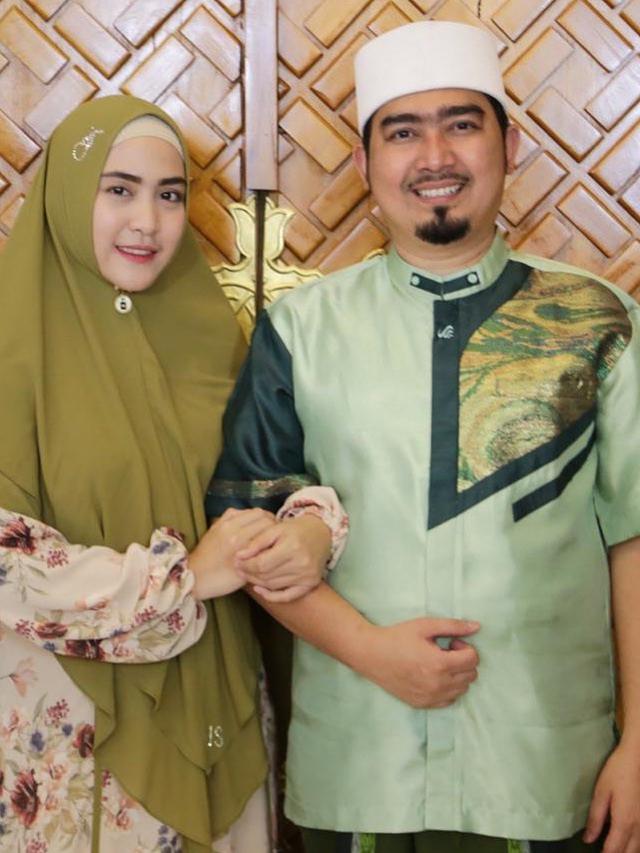 [Fimela] April Jasmine dan Ustaz Solmed