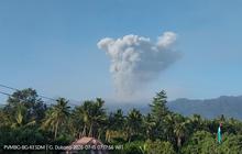 Gunung Dukono Erupsi 2.300 Meter, Abu Vulkanik Menyeruak