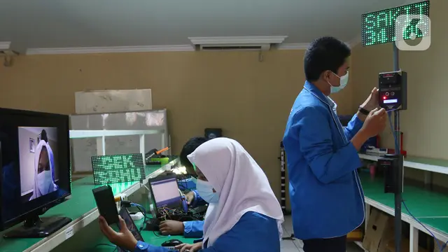 FOTO: Alat Pengukur Suhu Tubuh Kreasi Anak SMK di Bekasi
