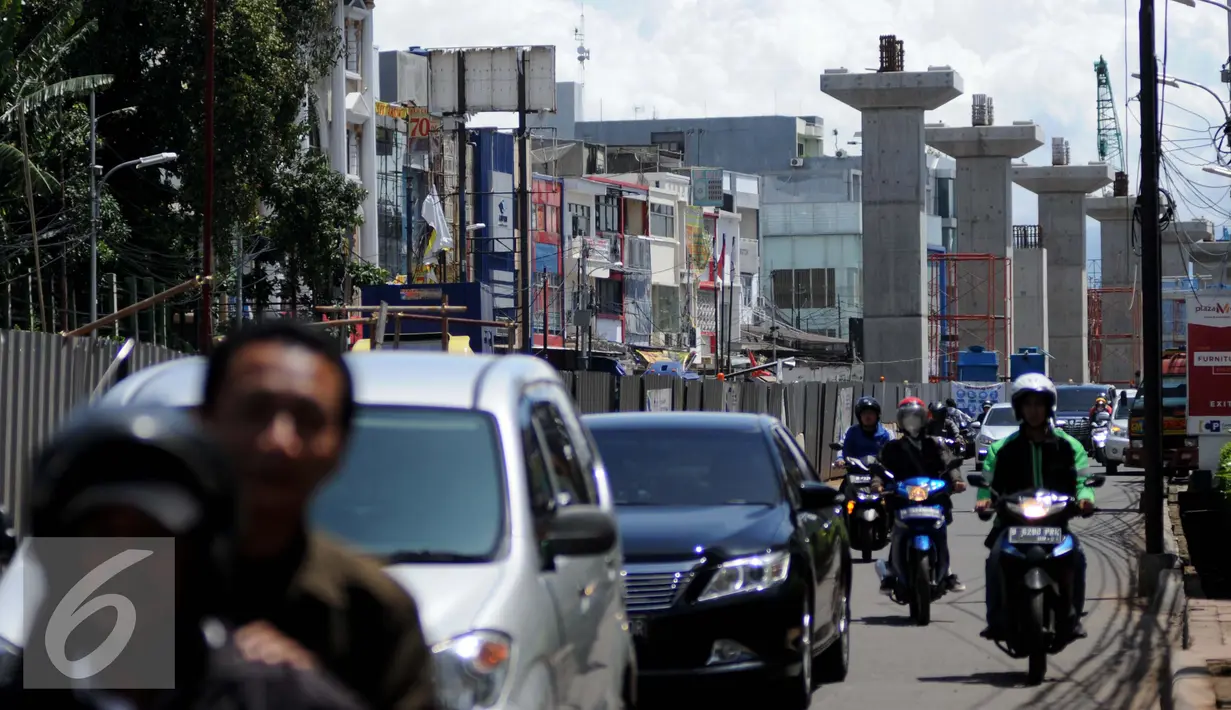 Kendaraan melintas di samping beton proyek konstruksi stasiun Mass Rapid Transit (MRT) di Jalan Fatmawati, Jakarta, Kamis (19/1). Jalur pribadi jalan Fatmawati akan ditutup mulai 4 Februari hingga 11 Agustus 2017. (Liputan6.com/Gempur M. Surya)