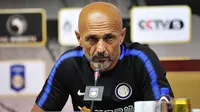 Pelatih Inter Milan, Luciano Spalletti, memberikan keterangan pers di Nanjing, China, Minggu, (23/7/2017). Inter Milan akan menghadapi Olympique Lyon pada laga turnamen pramusim ICC 2017. (AFP/STR)