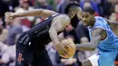 Pebasket Houston Rockets, James Harden, berusaha melewati pebasket Charlotte Hornets, Michael Carter-Williams, pada laga NBA di Stadion Toyota Center, Kamis (14/12/2017). Houston Rockets menang 108-96 atas Charlotte Hornets. (AP/Michael Wyke)