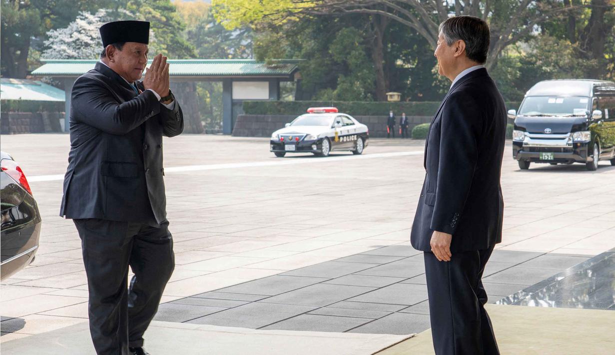 Pertemuan ini merupakan rangkaian kunjungan resmi perdana Presiden Prabowo Subianto di Jepang. Tampak dalam foto, Presiden Republik Indonesia Prabowo Subianto (kiri) disambut oleh Kaisar Jepang Naruhito di Istana Kekaisaran, Tokyo, pada Senin 30 Maret 2026. (Kazuhiro NOGI/AFP)