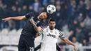 Pemain Juventus, Sami Khedira (kanan) berduel dengan pemain Porto, Francisco Soares pada Babak 16 Besar Liga Champions di Juventus Stadium, (14/3/2017). Juventus menang 1-0. (EPA/Alessandro Di Marco)