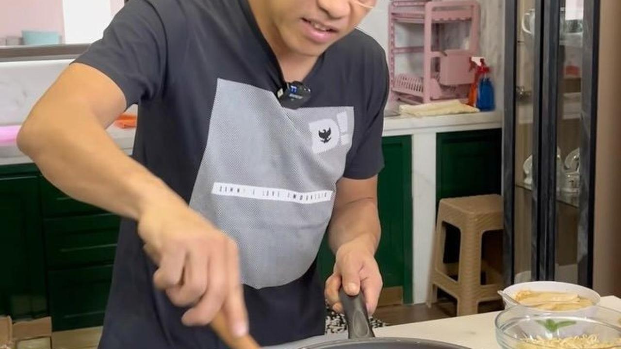 "Gara-gara apa? bunda kan jago makanan, lidahnya adalah top," tambah Anang yang disebut jago masak ini menimpali.