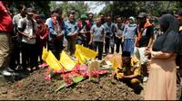 Suasana pemakaman suporter Persija yang tewas dikeroyok oleh oknum suporter Persib di kawasan GBLK Bandung akhir pekan lalu. Foto (Liputan6.com / Panji Prayitno)