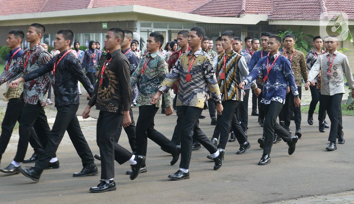Para calon anggota Pasukan Pengibar Bendera Pusaka (Paskibraka) Tingkat Pusat 2024 berbaris menjelang mengikuti prosesi pencukuran rambut di Jakarta, Minggu (14/7/2024). (Liputan6.com/Herman Zakharia)