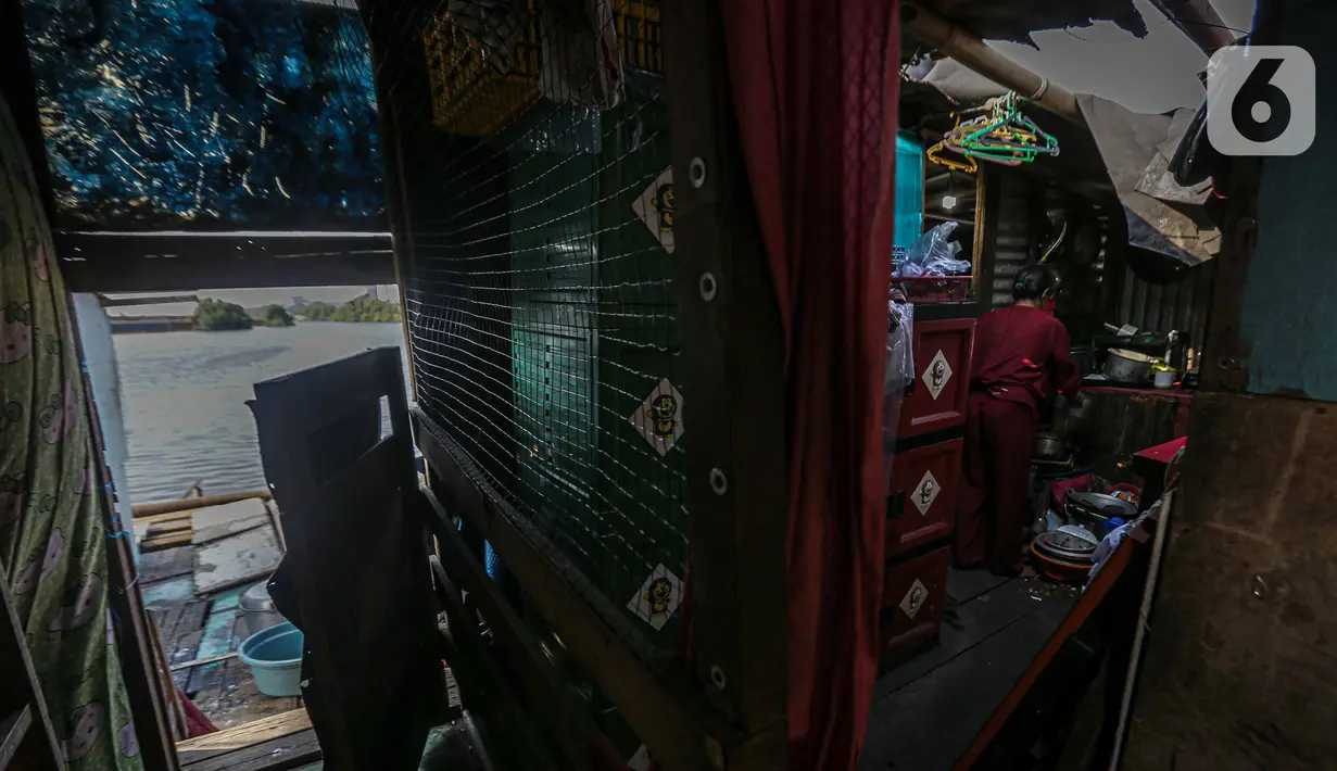 Pemukiman tersebut dibangun diatas tanggul laut dengan pondasi bambu dan alas dari papan bekas (Liputan6.com/Faizal Fanani)