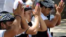 Umat Hindu berdoa saat upacara Melasti menjelang Hari Raya Nyepi Tahun Baru Saka 1943 di Pantai Kuta, Bali (11/3/2021). Ritual Melasti untuk menyucikan alam agar Hari Raya Nyepi dapat berjalan  hening serta damai. (AFP/Sonny Tumbelaka)