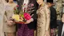 Disesuaikan dengan kebaya yang dikenakannya, Aliya Rajasa tenteng tas merek Dior warna cream untuk mendukung penampilannya. Wanita berusia 38 tahun ini juga memakai perhiasan seperti gelang dan cincin agar penampilannya makin cantik di pertunangan sang adik. Diketahui ini adalah momen di mana sebelum keluarga Rasyid Rajasa melamar Tamara Kalla. (Liputan6.com/IG/@ruby_26)
