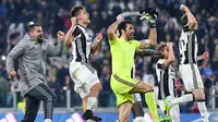 Para pemain Juventus merayakan kemenangan timnya atas AC Milan pada Big Match Serie A di Juventus stadium, Turin, (10/3/2017). Juventus menang 2-1.  (EPA/Alessandro Di Marco)