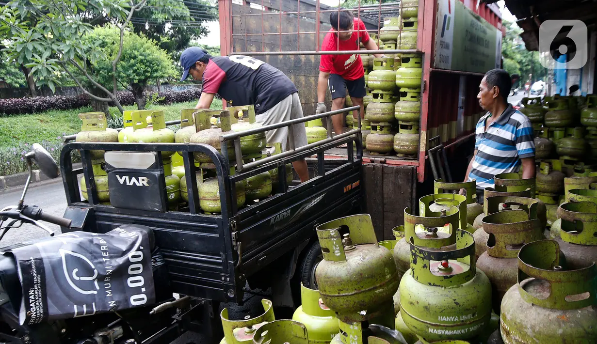 Pekerja saat melakukan penurunan elpiji 3 kilogram di Jakarta, Kamis (5/3/2020). Pemerintah melalui Kementerian Energi dan Sumber Daya Mineral (ESDM) menegaskan tidak akan mencabut subsidi elpiji 3 kilogram. (Liputan6.com/Johan Tallo)