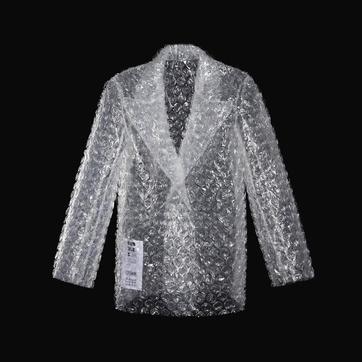Baju berbahan Bubble Wrap milik ZNWR